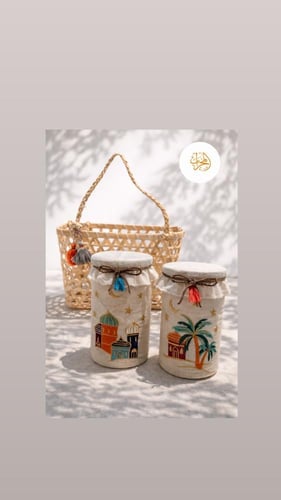 طقم علب زجاجية مغلّفة بقماش قطني مطرّز بعناية، مست...