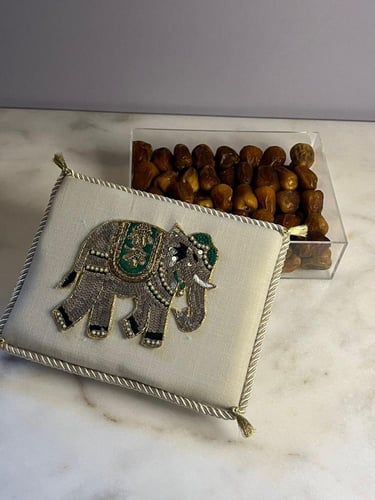 صندوق أكريلك مبطن بتطريز الفيل - معبأ بالتمر