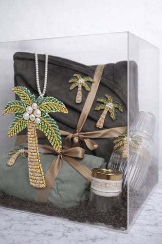 بوكس مكون من شرشف صلاه وسجاده مبطنه وسبحه وزجاجه م...