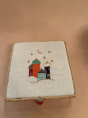 صندوق مقسم مطرز يدويًا