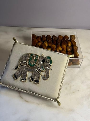 صندوق أكريلك مبطن بتطريز الفيل - معبأ بالتمر