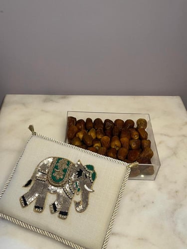 صندوق أكريلك مبطن بتطريز الفيل - معبأ بالتمر