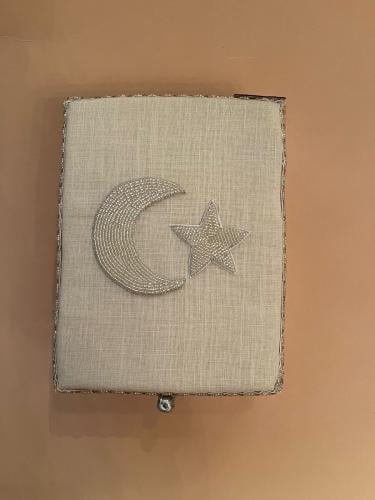 صندوق مزين بالقمر والنجمة