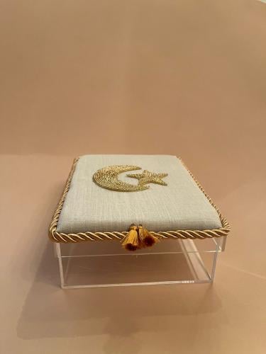 صندوق مزخرف بالقمر والنجمة