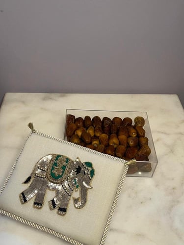 صندوق أكريلك مبطن بتطريز الفيل - معبأ بالتمر