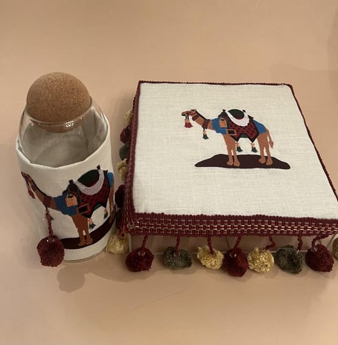 صندوق مقسم إلى 4 أقسام مع زجاجة