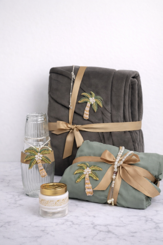 بوكس مكون من شرشف صلاه وسجاده مبطنه وسبحه وزجاجه م...