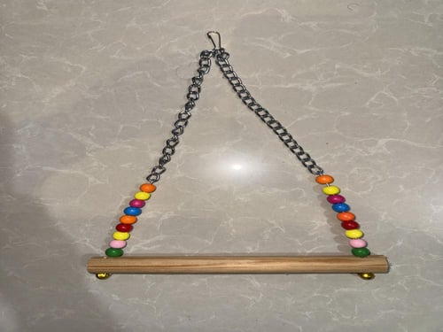 ارجوحة خشبية مع سلسلة معدنية