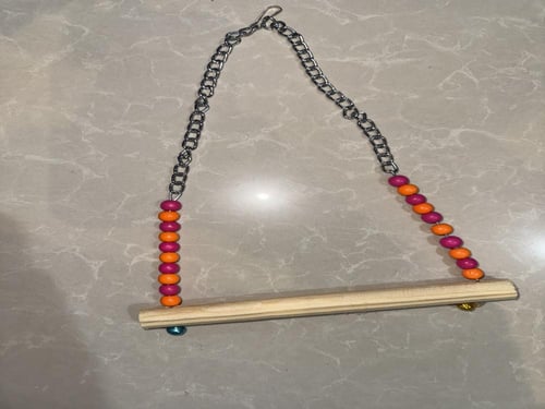 ارجوحة خشبية مع سلسلة معدنية