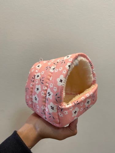 عش مريح دافئة للحيوانات الصغيرة