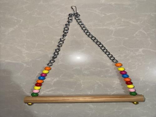 ارجوحة خشبية مع سلسلة معدنية