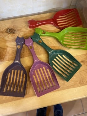 مجرفة وسط بلاستيكية لفضلات القطط والحيوانات الاليف...