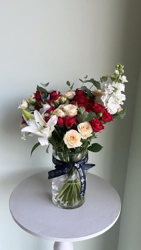 فازة ورد + خدمة منكير ولون