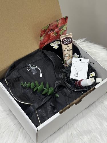 بوكس بجامه أنيق مستوحى من ماركه ديور مقاس لارج