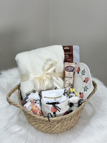 سلة شتاء أنيقه مع بلوفر شتوي فري سايز