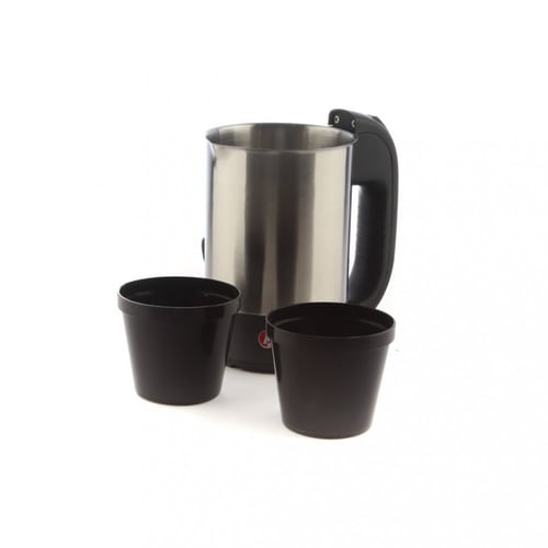 غلاية على ولاعة سيارة مع كوبين