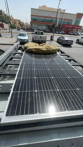 خدمة تركيب لوح طاقة شمسية مع منظم و قواعد و ظفيرة...