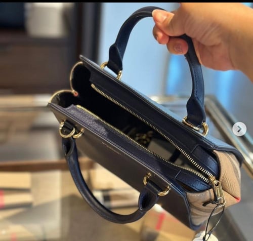 شنطة بيربري جلدية صغيرة باللون الأسود