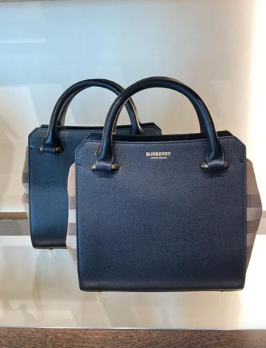 شنطة بيربري جلدية صغيرة باللون الأسود