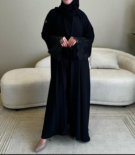 عباية ناعمه تطريز على الكم