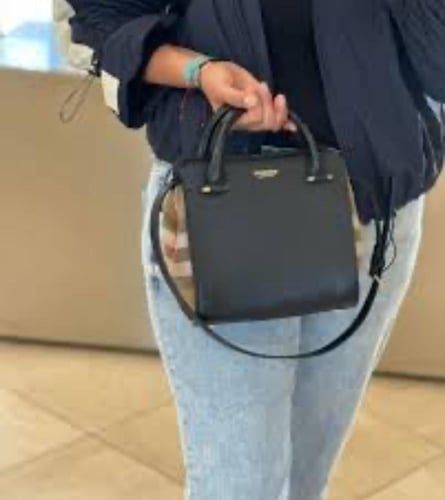 شنطة بيربري جلدية صغيرة باللون الأسود