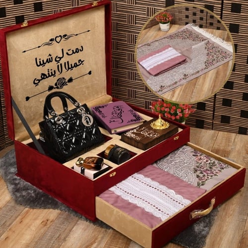 بوكس إهداء نسائي بمميز يشمل شنطه راقيه مع مصحف وطق...