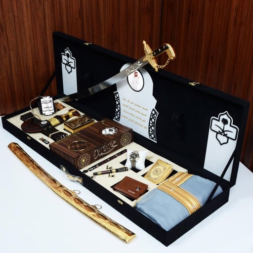 بوكس هدايا ملكي فاخر يضم مشلح وطني مع سيف ومجموعة...
