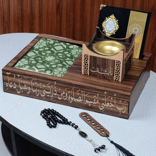 استاند صلاة خشبي يحتوي على سجادة ومصحف ومبخرة وسبح...