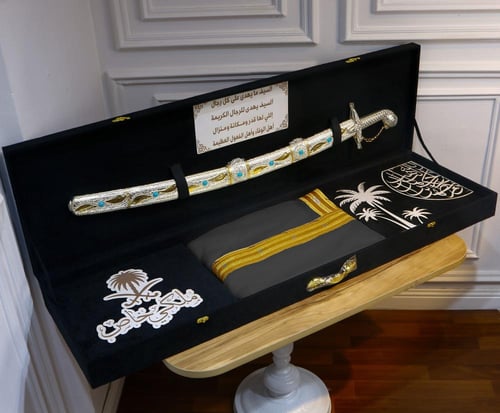 بوكس اهداء ملكي سيف دمشقي مع بشت ملكي