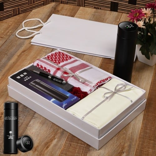 بوكس رجالي راقي قماش مع شماغ مع قلم فاخر ومطاره تص...