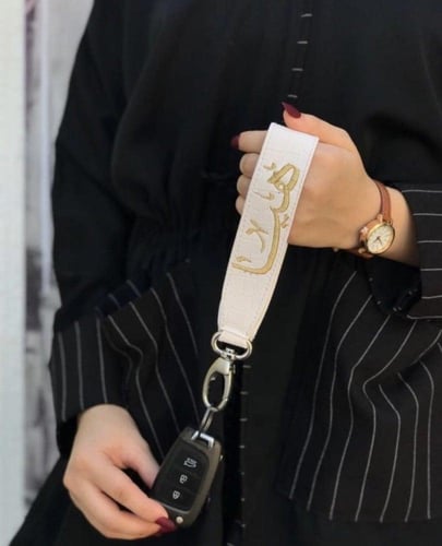 تعليقة مفاتيح بالاسم - الوان متعددة وراقيه