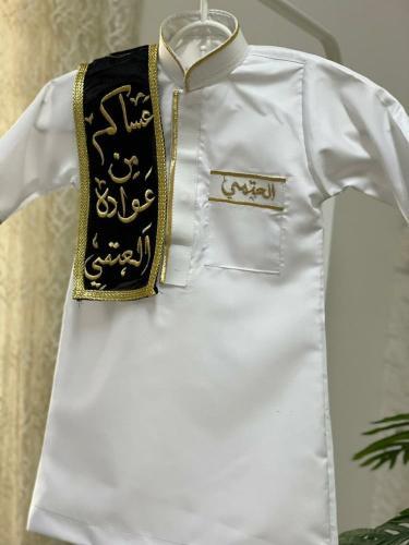 ثوب بالاسم بتصميم فاخر باللون البيج