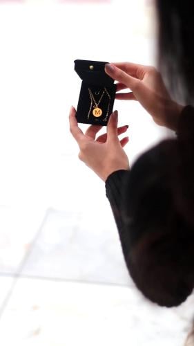 قلاده مع فص شوكرمع حرف من تحب