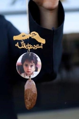 تعليقة سيارة يدين مع الصورة