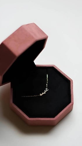 قلادة بالاسم بتصميم جذاب