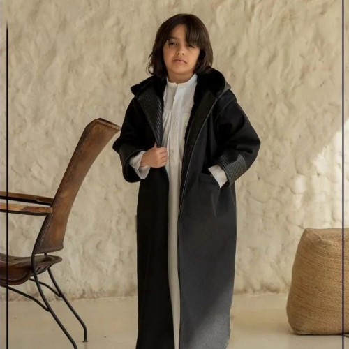 فروة صبيانية مزينة بأطراف من الجلد