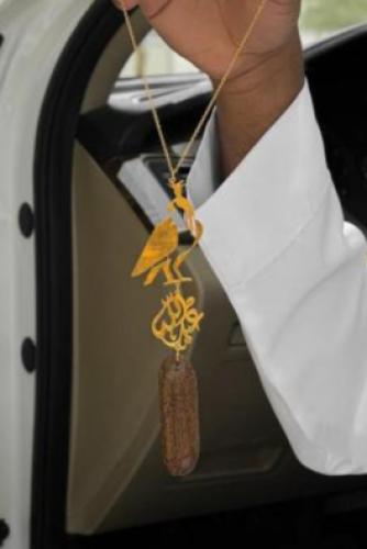 تعليقة سيارة بالاسم