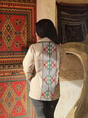 قميص بتطريز السدو