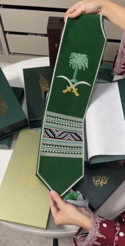 وشاح للنساء مخمل