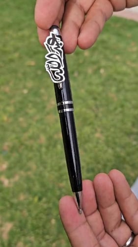 قلم مبطن بالاسم مطلي بالذهب