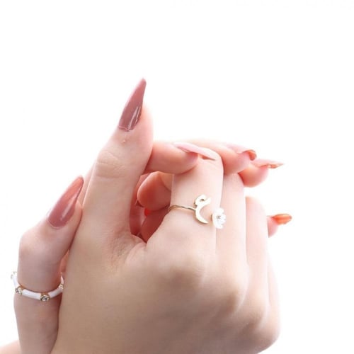 خاتم حرف انيق مع ورده