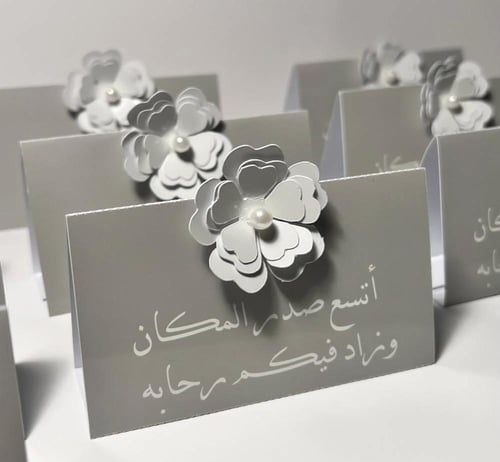 كرت صغير مع ورده بارزه ولولو