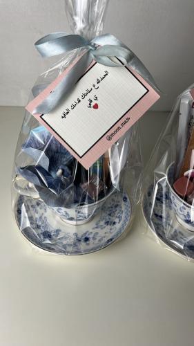 كوب سيراميك مع باقه ادوات تجميل وعنايه