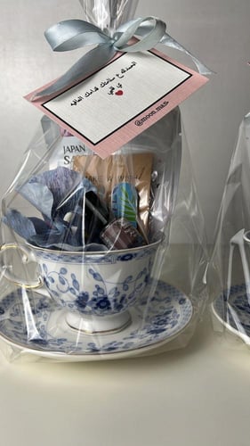 كوب سيراميك مع باقه ادوات تجميل وعنايه