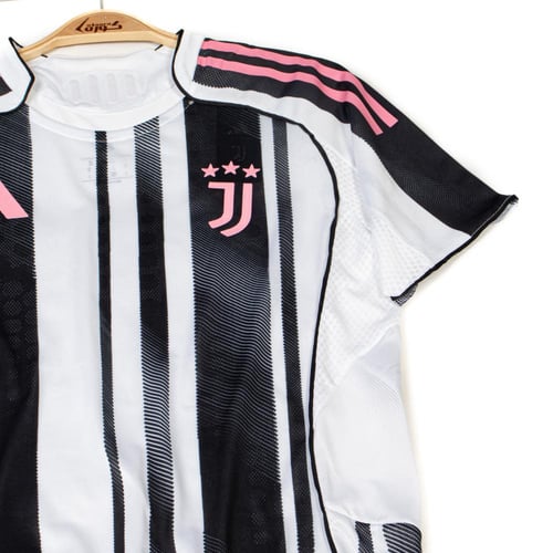 تيشيرت يوفنتوس الاساسي نسخة اللاعبين 2025-2026