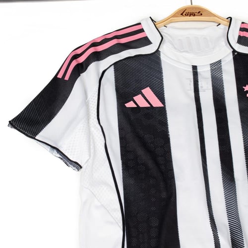 تيشيرت يوفنتوس الاساسي نسخة اللاعبين 2025-2026