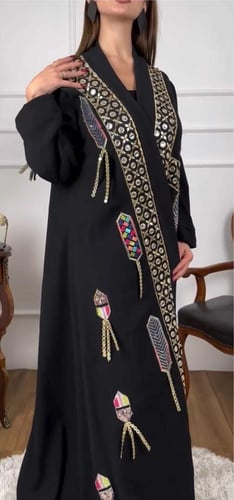 عباية سوداء مزخرفة