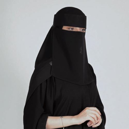 نقاب مقوي خفيف سواد فاحم الطول 10 انش مطاط مايل