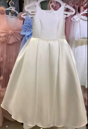 فستان اوف وايت فخم وانيق معا ذيل خارجي