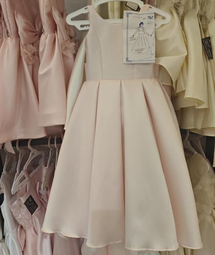 فستان اوف وايت فخم وانيق معا ذيل خارجي